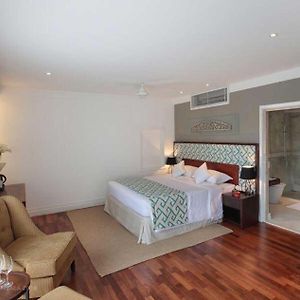Deluxe King Suite